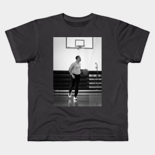 Barack Obama plays basketball Kids T-Shirt